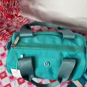 💚💚lulu lemon athletica Aqua crossbody💚💚
